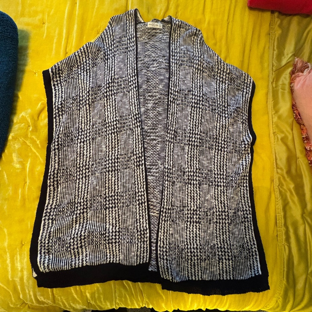 Abercrombie & Fitch Black and White Knit Cardigan